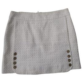 Cru! Karl Lagerfeld para Chanel 2008 08 Apertos de mão com botões Upskirt e logotipo CC Branco