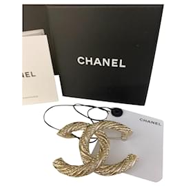Chanel-Chanel Broche CC Dorée . Neuve-Bijouterie dorée