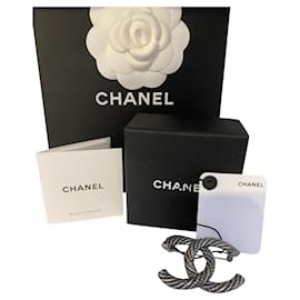 Chanel-Spilla Chanel CC , metallo color rutenio. Neuve-Argento