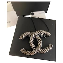 Chanel-Chanel CC brooch , ruthenium-colored metal. Neuve-Silvery
