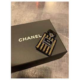 Chanel-Alfileres y broches-Negro