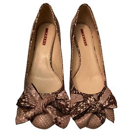 Prada Brown Python Bow Pumps Marrón Castaño