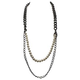 Colar de pérola falsa e corrente Moschino Bijoux em latão prateado Prata Metálico