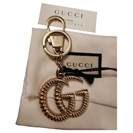 Gucci llavero accesorio para bolso modelo G dorado acero Dorado