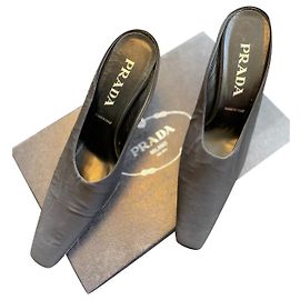 Mule con tacco Prada in tessuto nero Nero