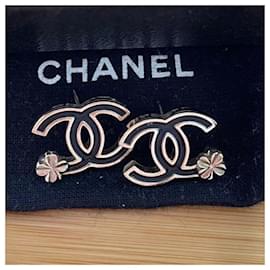 Chanel-Orecchini con fiore in smalto nero con logo Chanel CC-Nero