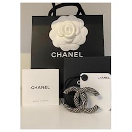 Chanel-Broche chanel CC , RUTHENIUM METAL ( prata) , neuf-Prata
