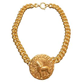 Collier Chanel médaillon lion vintage Doré