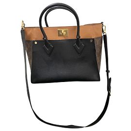 Louis Vuitton Bolsa On My Side Bege de Couro Bege