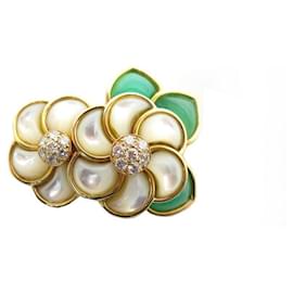 NEW BROOCH VAN CLEEF & ARPELS FLOWERS YELLOW GOLD 18K MOTHER-OF-PEARL DIAMONDS NEW BROOCH Golden