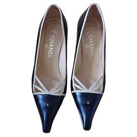Chanel Pumps Black and Eggshell Leather 38 Black Eggshell