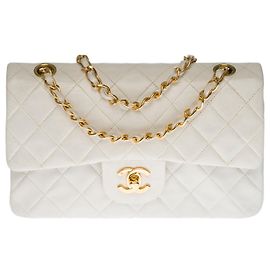 A cobiçada bolsa Chanel Timeless 23cm com aba forrada em pele de cordeiro acolchoada branca, garniture en métal doré Branco