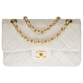 Chanel-A cobiçada bolsa Chanel Timeless 23cm com aba forrada em pele de cordeiro acolchoada branca, garniture en métal doré-Branco