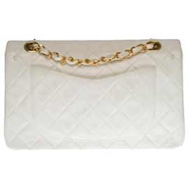 Chanel-Die begehrte Chanel Timeless Tasche 23cm mit gefütterter Klappe aus weißem gestepptem Lammfell, garniture en métal doré-Weiß