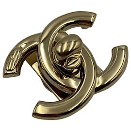 Fermoir tourniquet CHANEL CC en or clair brillant Doré