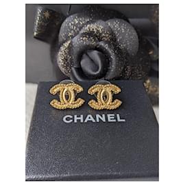Chanel-CC 12Brincos Logo P amarelo fosco tom dourado-Dourado