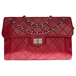 Chanel-: The very spacious Chanel bag 2.55 Maxi in red quilted leather, Garniture en métal argenté-Red
