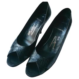 Chanel-Zapatos de tacón de cocodrilo negro de CHANEL T41 Muy buen estado-Negro