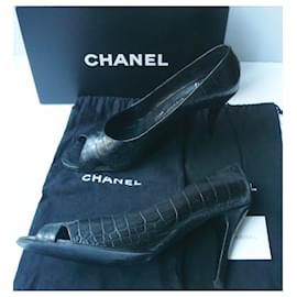 Chanel-Bombas de crocodilo pretas CHANEL T41 Muito bom estado-Preto