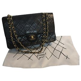 Chanel Vintage Classic gefütterte Klappentasche Gestepptes Lammleder Medium W / Staubbeutel Schwarz