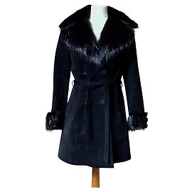 Belted knee length fur trimmed fully lined vintage coat. Black