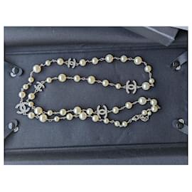 Chanel-CC A20V Logo Klassische lange Halskette aus Perlen und Kristallen-Silber