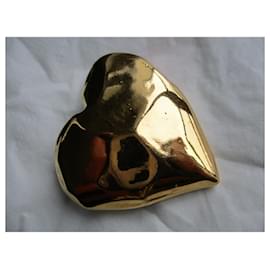 Christian Lacroix-"Bumped" heart brooch.-Golden