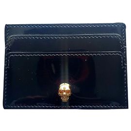 Alexander McQueen Tarjetero de piel charolada negra con calavera dorada Negro Gold hardware