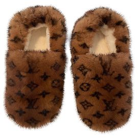 Louis Vuitton Fur slippers Beige