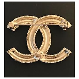 Chanel-Alfileres y broches-Dorado