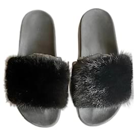 Givenchy-Impresionantes sandalias mules de visón de Givenchy-Negro