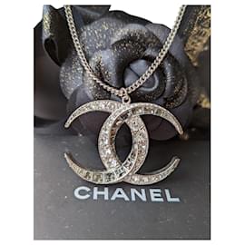 Chanel-CC B15C Lange Kristallkette mit Dubai-Mondlogo-Silber