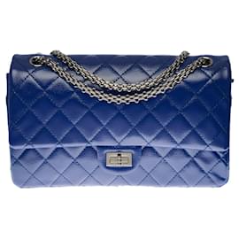 Chanel-Splendid Chanel handbag 2.55 Classic electric blue quilted patent leather (with purple reflection), Garniture en métal argenté-Blue
