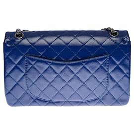 Chanel-Splendid Chanel handbag 2.55 Classic electric blue quilted patent leather (with purple reflection), Garniture en métal argenté-Blue