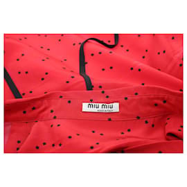 Miu Miu-Miu Miu Blusa de bolinhas com babados em seda vermelha-Vermelho