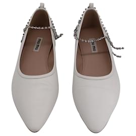 Miu Miu-Zapatos planos con puntera puntiaguda y correa en el tobillo de cristal de Miu Miu en cuero blanco-Blanco