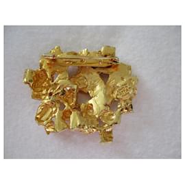 Autre Marque-Golden brooch.-Golden