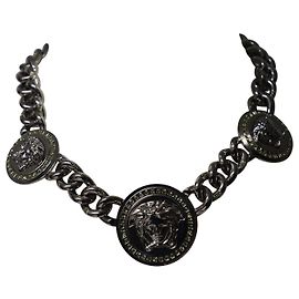 Colar choker em metal prateado com três cabeças de Medusa da Versace Prata Metálico