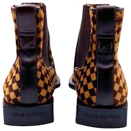 Cómo llevar las botas de ilusión óptica de Louis Vuitton en otoño 2023
