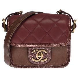 Excelente e original mini bolsa Chanel bordô em couro parcialmente acolchoado, ferragens em metal ouro envelhecido Bordeaux