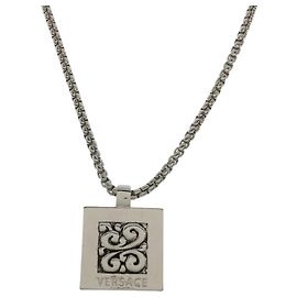 Colar VERSACE / SLV / Top Sim / Top quadrado / Logo Prata