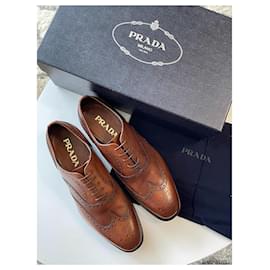 Prada-PRADA chaussures habillées en cuir à bout golf pour hommes-Caramel