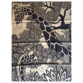 Square Hermès The Three Giraffes/The Three Graces Beige