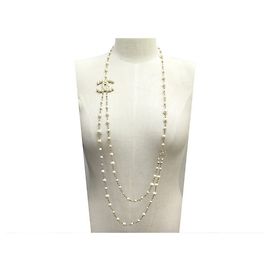 COLLANA NUOVA CHANEL COLLANA LOGO CC E PERLE D'ORO + COLLANA DI PERLE A SCATOLA D'oro