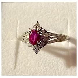 Autre Marque-Impressionante anel de noivado em platina com um rubi oval e 16 diamantes-Vermelho