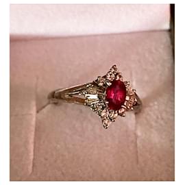 Autre Marque-Impressionante anel de noivado em platina com um rubi oval e 16 diamantes-Vermelho