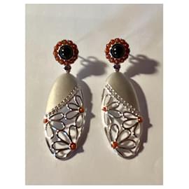 Autre Marque-Silver dangling earrings 925 and pieces of Coral surrounding an Onyx.-Silvery