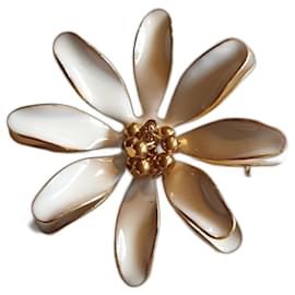 Kenzo-Flower brooch in lacquered metal-White