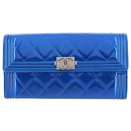 Cartera de charol azul Matelasse Boy de Chanel Azul