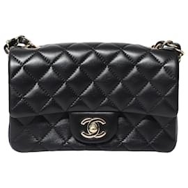 Mini bolsa com aba retangular Chanel acolchoada em couro de cordeiro preto Preto